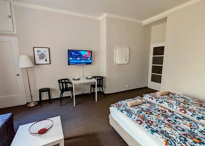شقة Flat In Zizkov -104- *